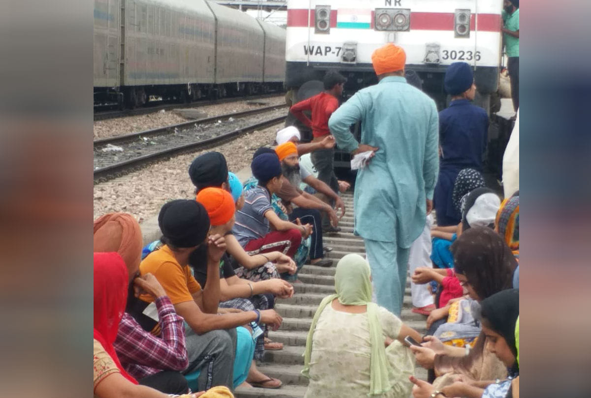 Sikh Society People Stoped Sachkhand Express Train at Agra Cantt Railway Station