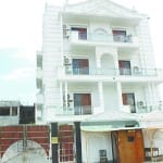 इसी मकान पर पुलिस ने मारा छापा