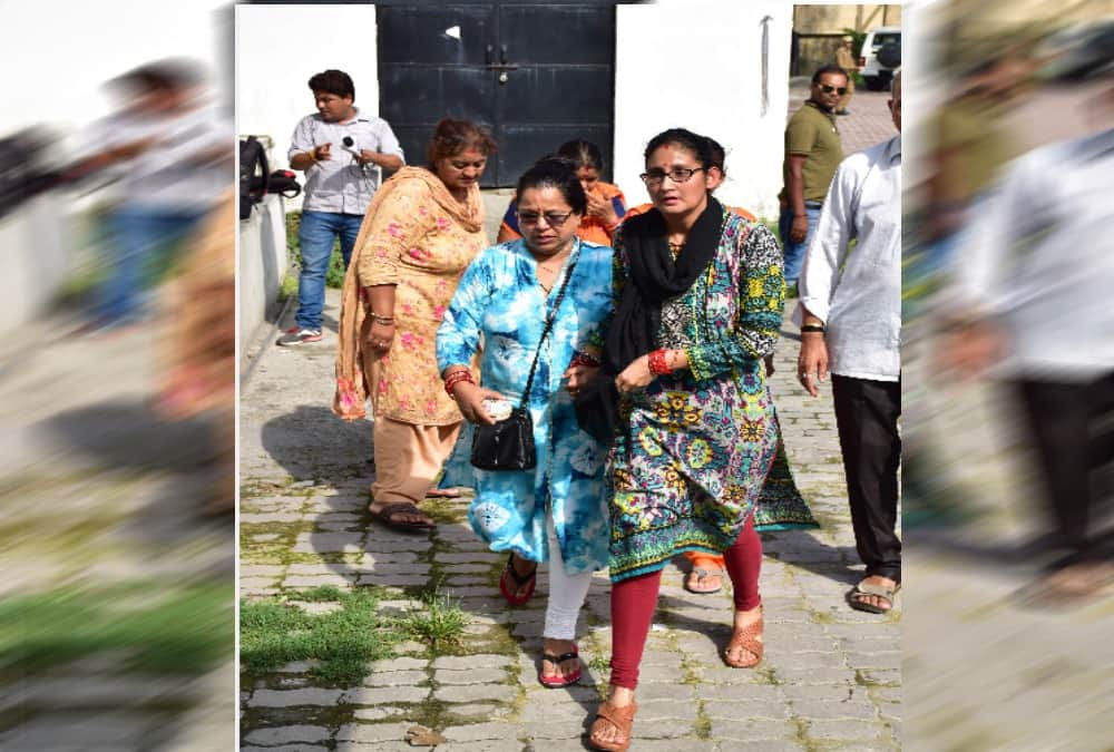 Climbers guide chetan pandey wife crying after see dead body emotional photos 