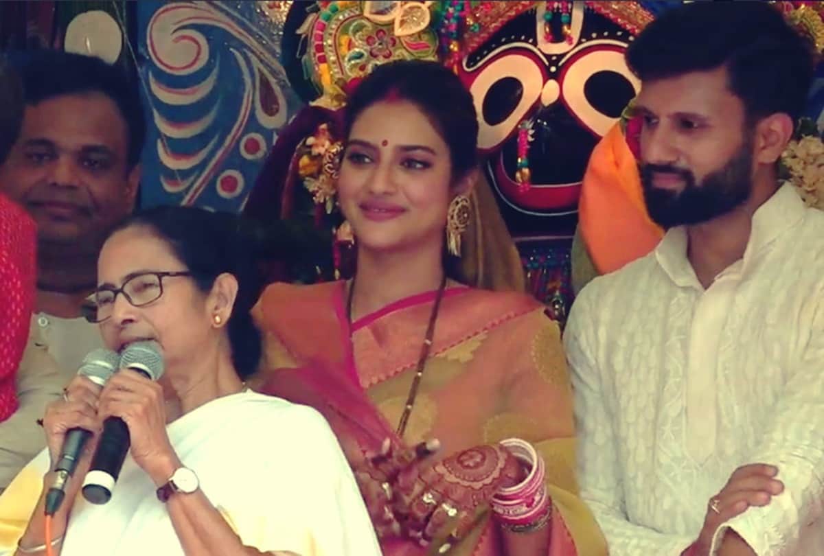 Trinamool Congress MP Nusrat Jahan reached Kolkata Suruchi Sangha Pandal with husband Nikhil Jain