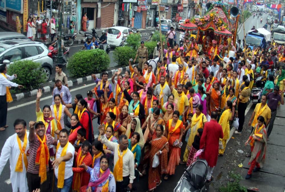Jagannath rath yatra 2019 heavy crowd of devotees in dehradun photos 