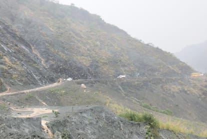 car fell into deep trench after came into Grip of landslide