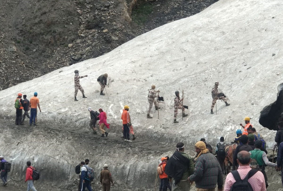 amarnath yatra 2019: ITBP braving stones glacier by placing shield to safety of pilgrims in Baltal