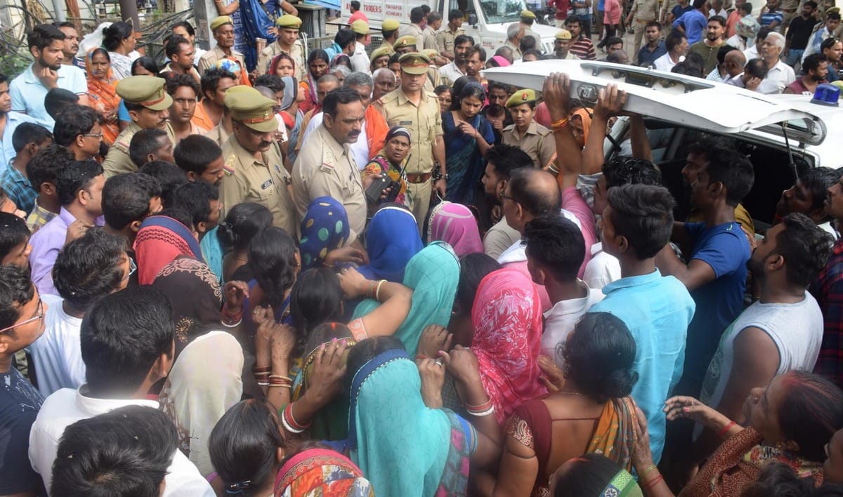 Pregnant woman died during delivery family file case on doctor in azamgarh