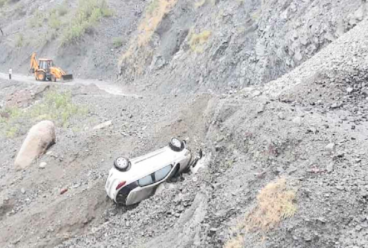car fell into deep trench after came into Grip of landslide