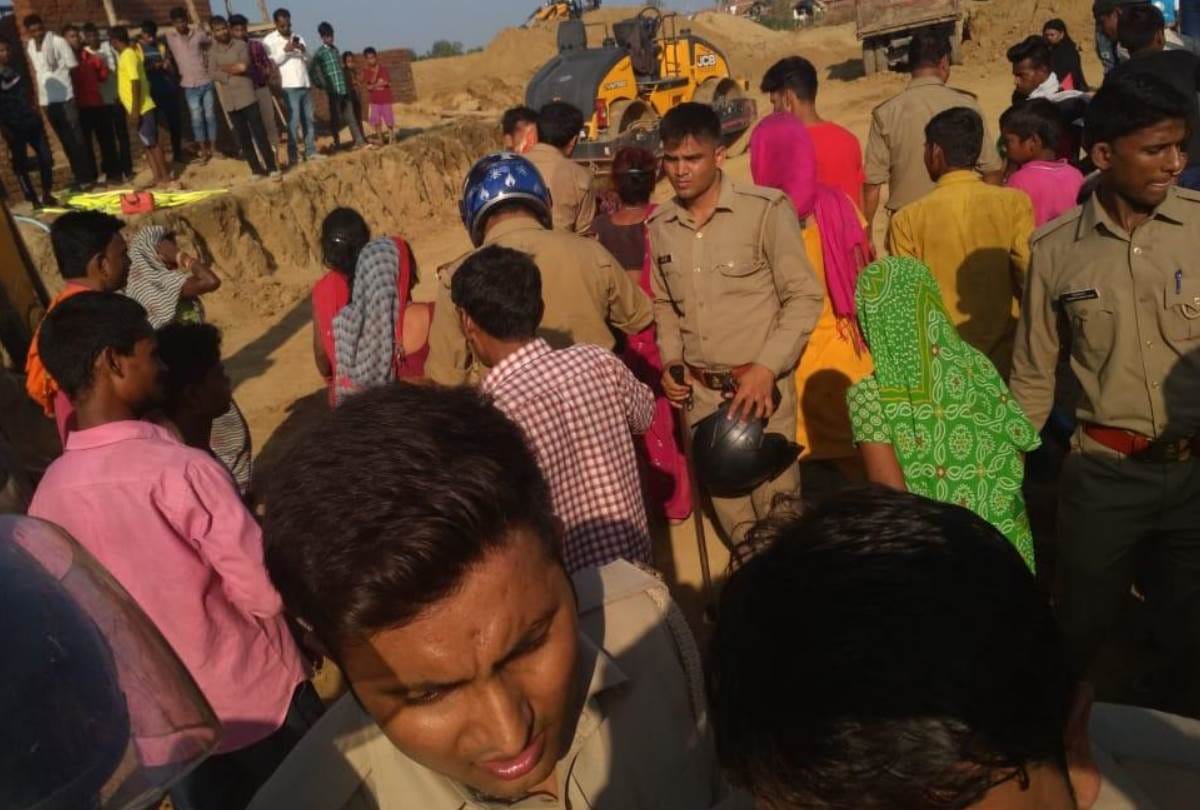 two children died by getting under heavy roller in jungle of dubagga in lucknow