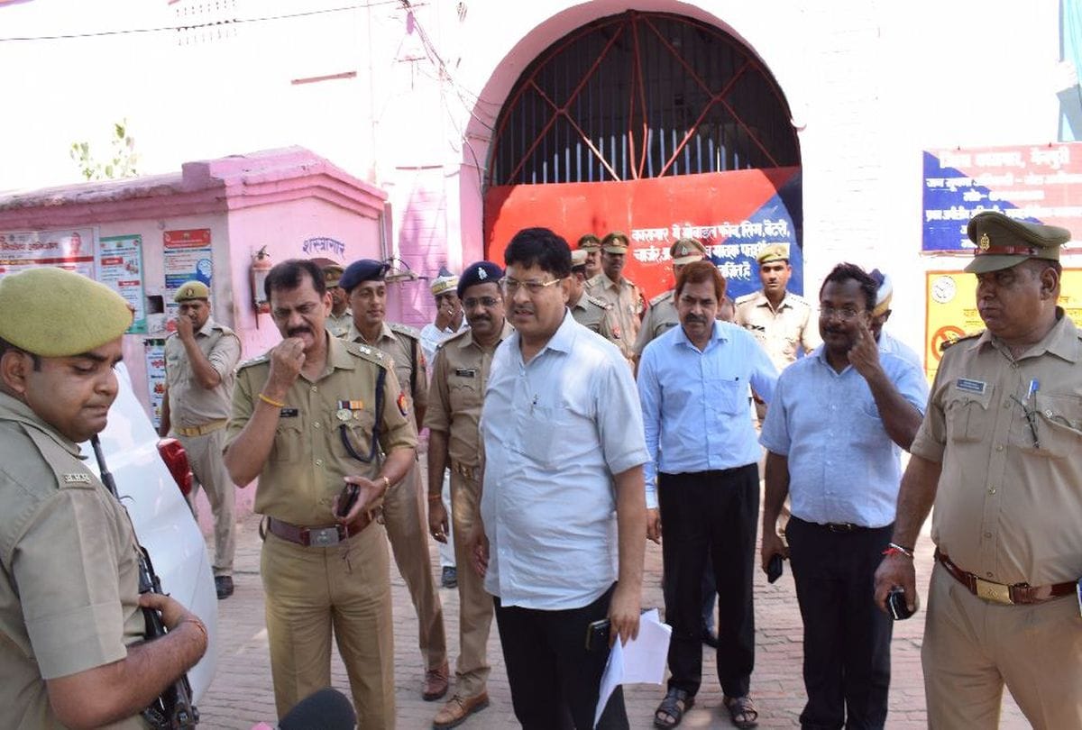 Dm and Sp Visit District Jail Mainpuri lighter Found on prisoner