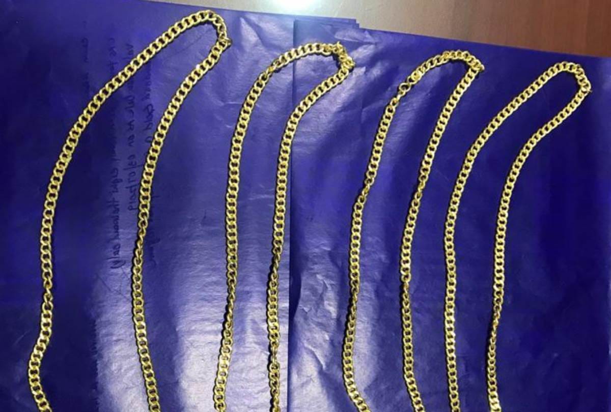 smugglers caught with 400 gram gold at amausi airport