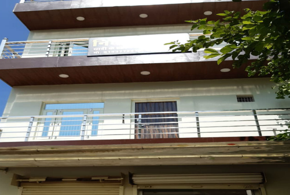 girl body found hanged in guest house of mathura