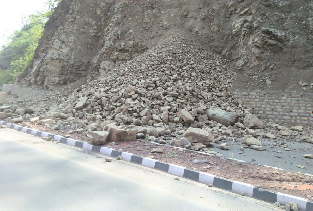 landslide on moving bus on kalka shimla national highway in solan