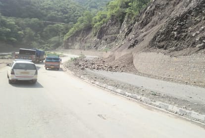 landslide on moving bus on kalka shimla national highway in solan