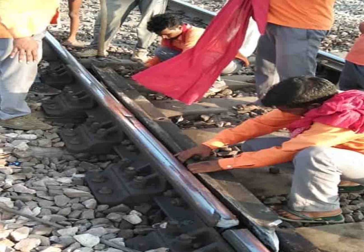 railway track broken on delhi howrah route in auraiya