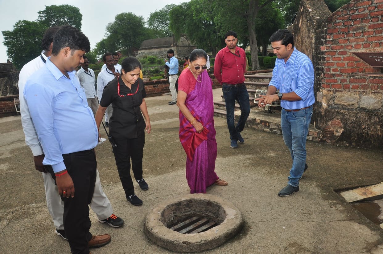 MP governor visits Jhansi fort