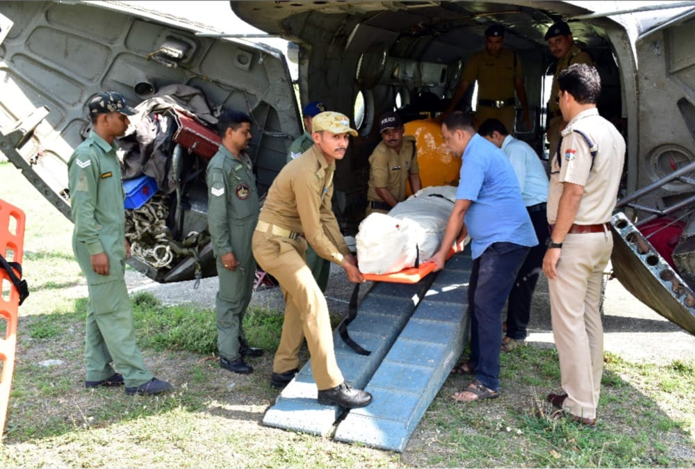 Climbers guide chetan pandey wife crying after see dead body emotional photos 