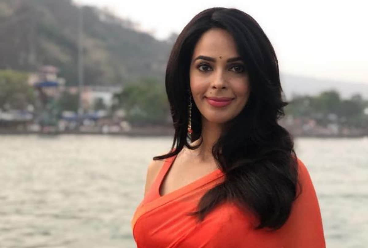 murder fame actress mallika sherawat share school days photos