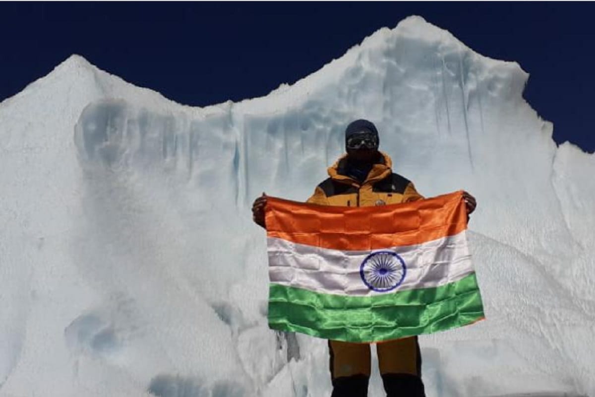 Vipin Chaudhary of Bijnor floats the indian flag on mount everest