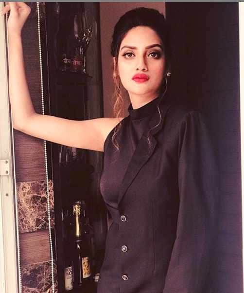 nusrat jahan 5 pics before her reception with husband nikhil jain