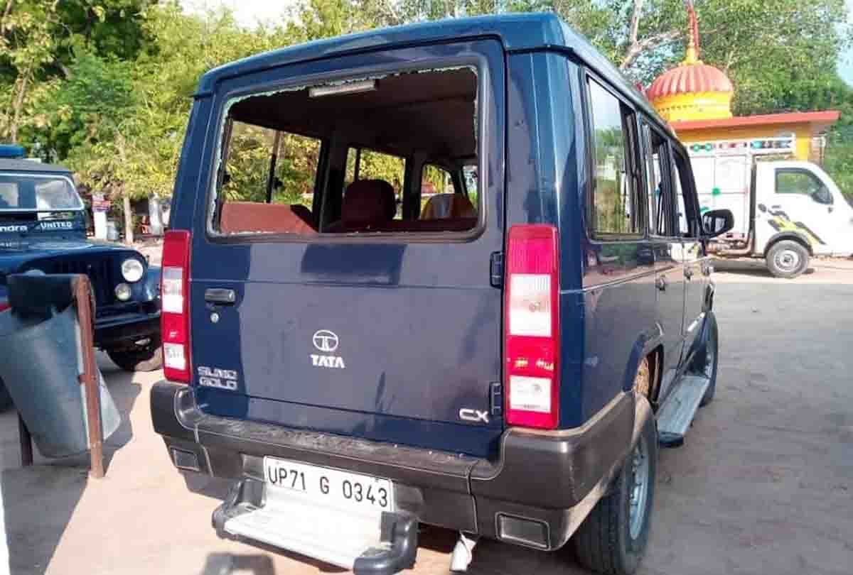 stone pelting on police team in fatehpur