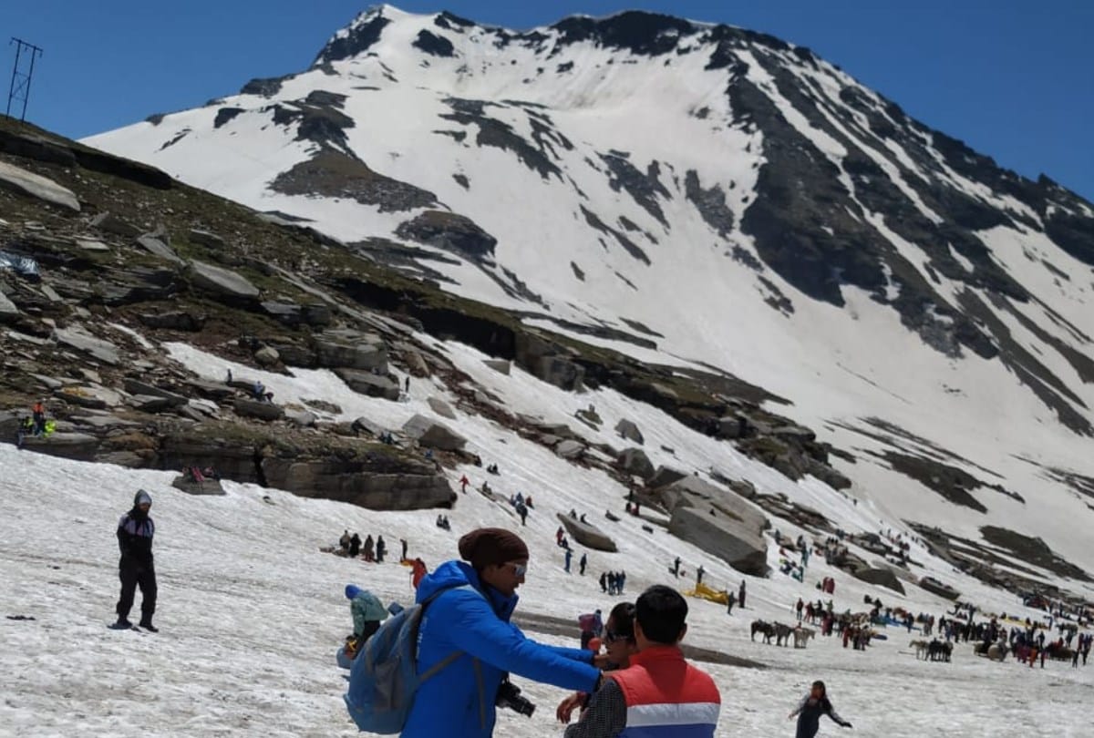 Tourist enjoy fresh snowfall in Rohtang Pass Lahaul Kullu Himachal Pradesh