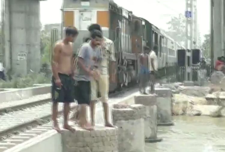 stunts, People seen diving into a canal in Ludhiana, while a train was passing by