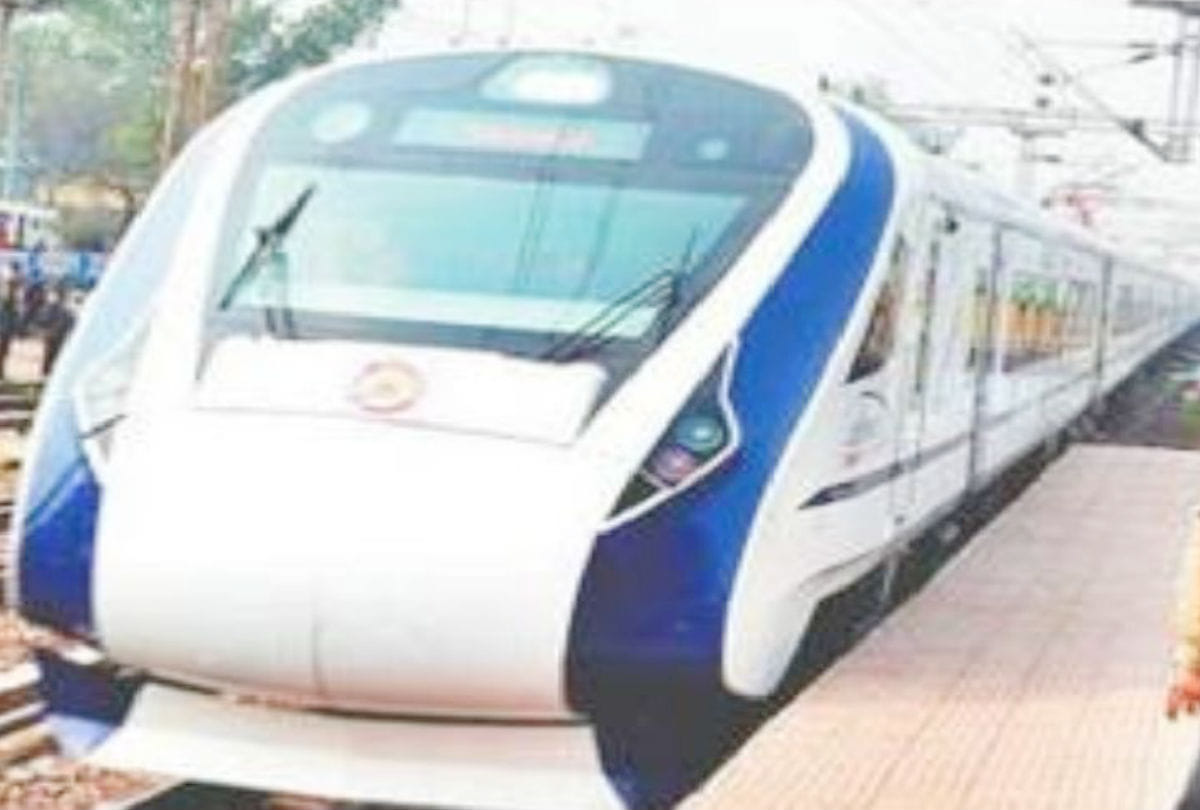 T-18 Train Trial successful Reaches Kanpur on schedule Time Tundla Railway Station