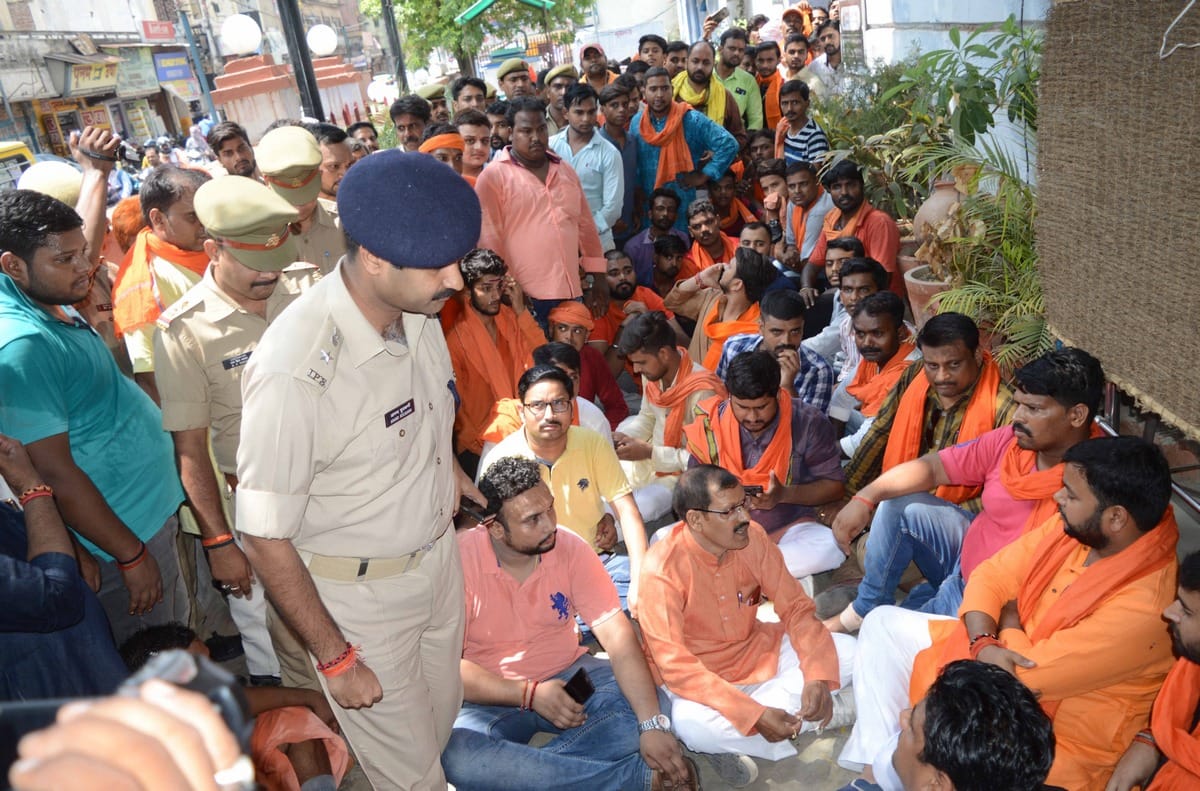 Hindu yuva vahini protest on police station against police in varanasi