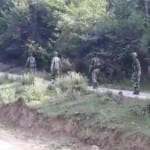 सर्च ऑपरेशन चलाते हुए सुरक्षाबल