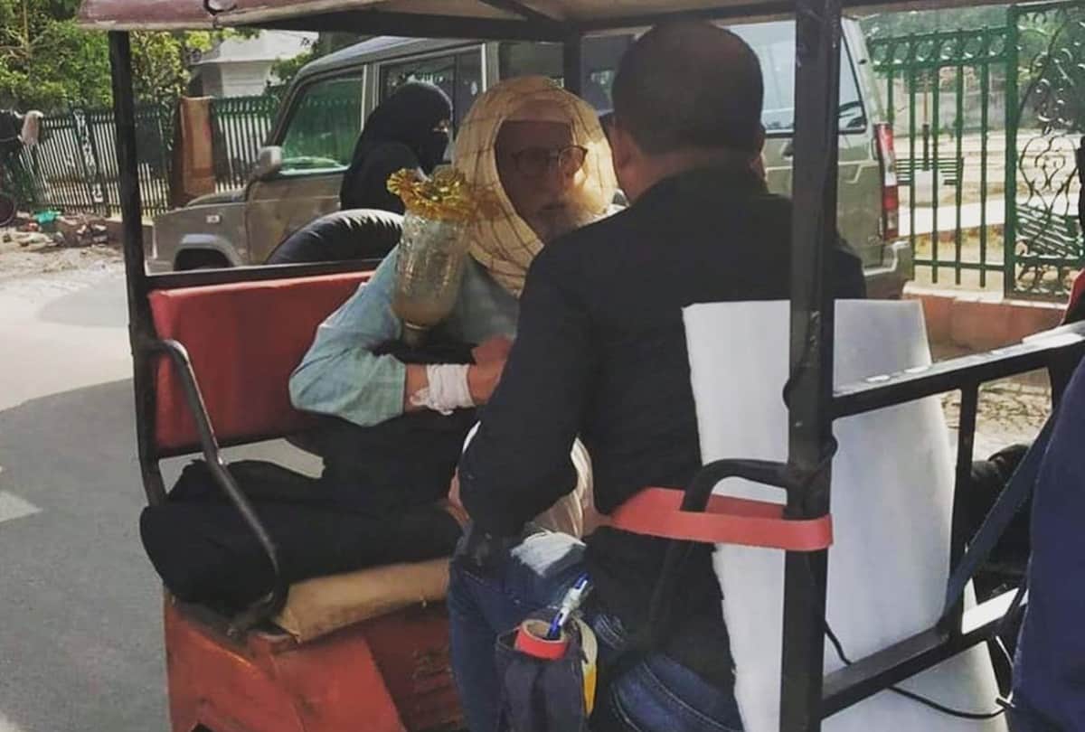 Amitabh Bachchan traveling in rickshaw pics Goes Viral from gulabo sitabo film