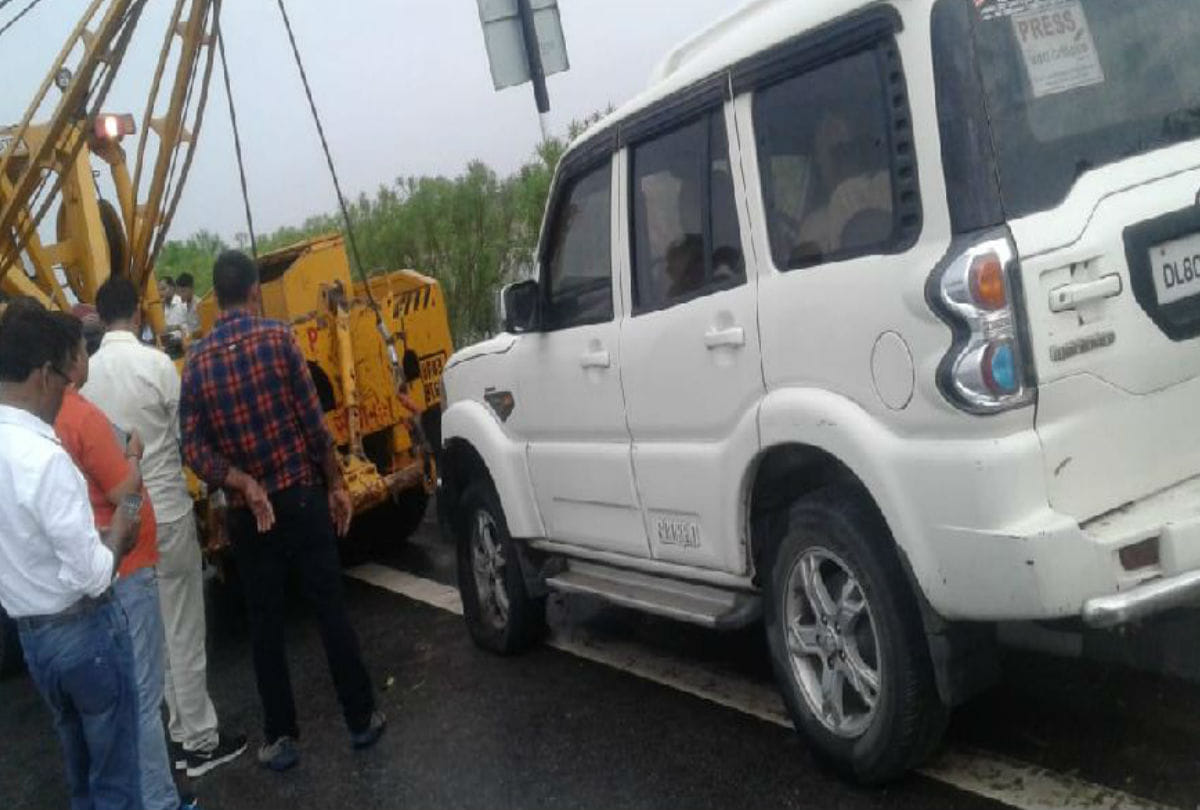 Former minister Ramveer Upadhyay's convoy collided with divider at lucknow express way