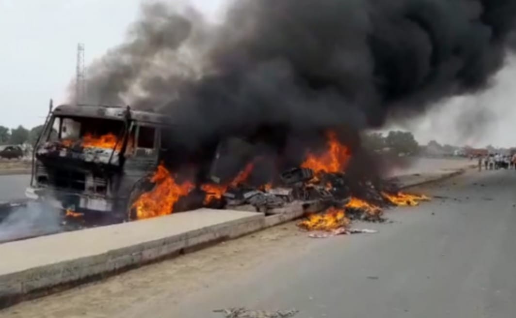 Chemical loaded trailer truck set on fire in chandauli