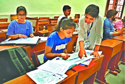 नार्थ कैंपस में दाखिला प्रक्रिया के दौरान विद्यार्थी