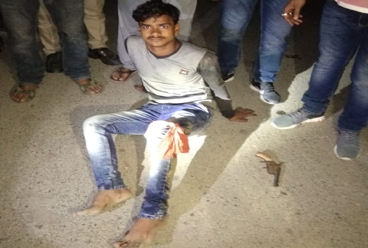 Encounter between police and gangsters in Prayagraj