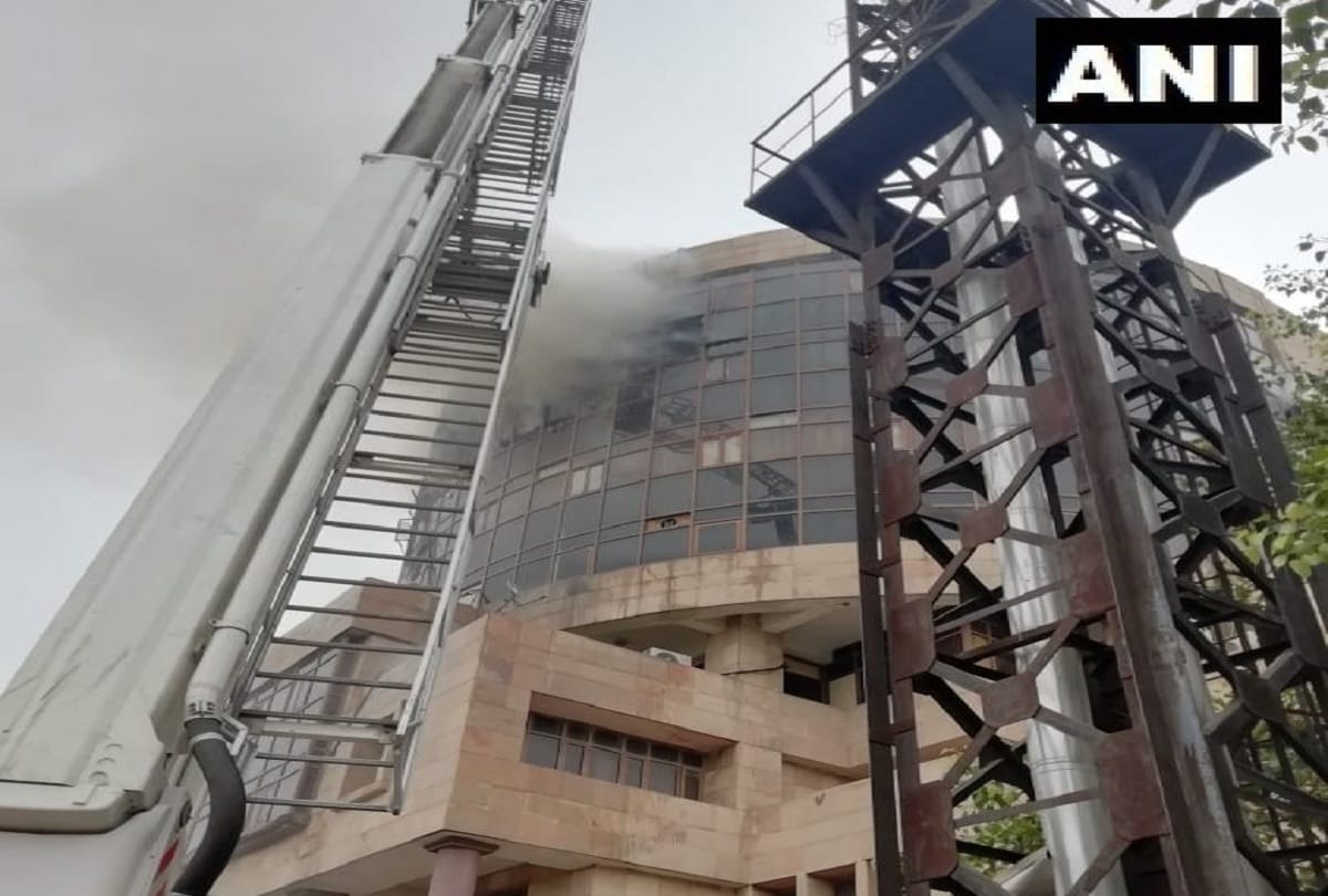 fire breaks out at Directorate General of Health Services Office in delhi