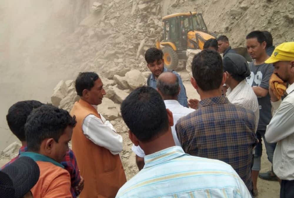 Mountain Collapse on Pithoragarh ghat highway people stuck in traffic jam 