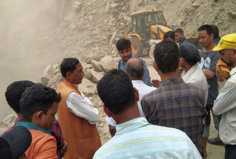 Mountain Collapse on Pithoragarh ghat highway people stuck in traffic jam 