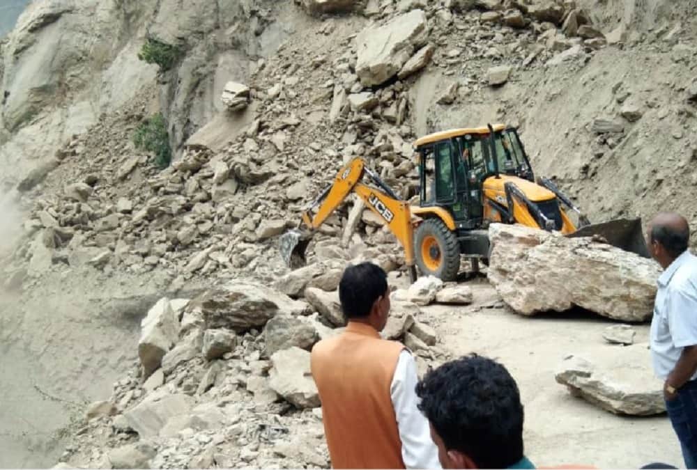 Mountain Collapse on Pithoragarh ghat highway people stuck in traffic jam 