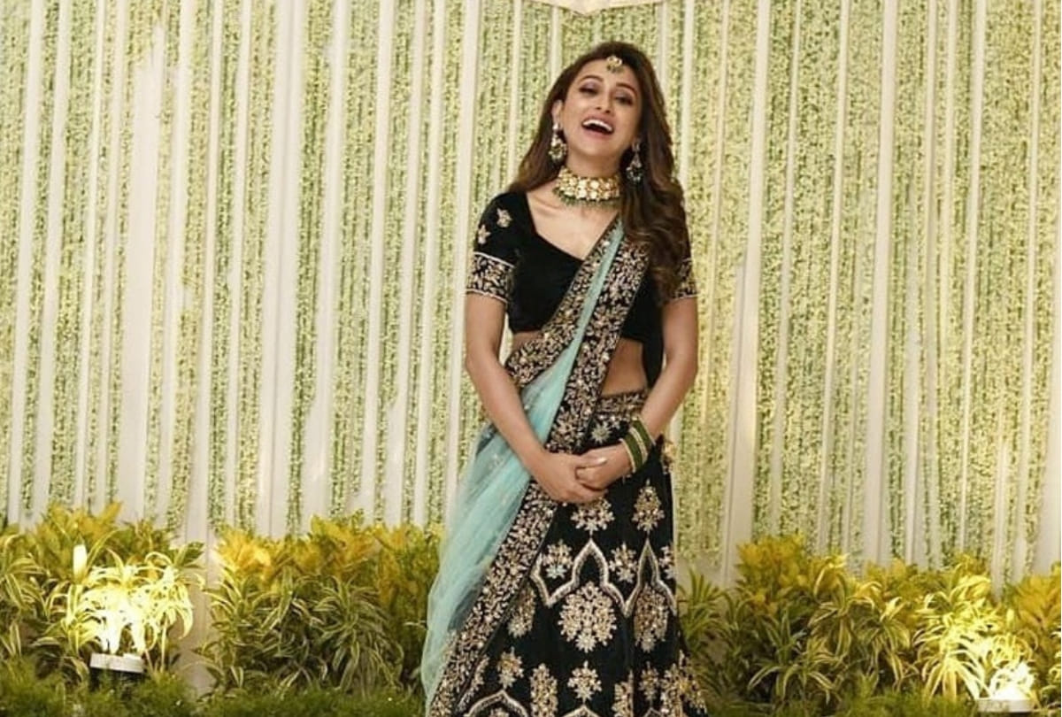 actress mimi chakraborty now isolate for seven days after came back from UK