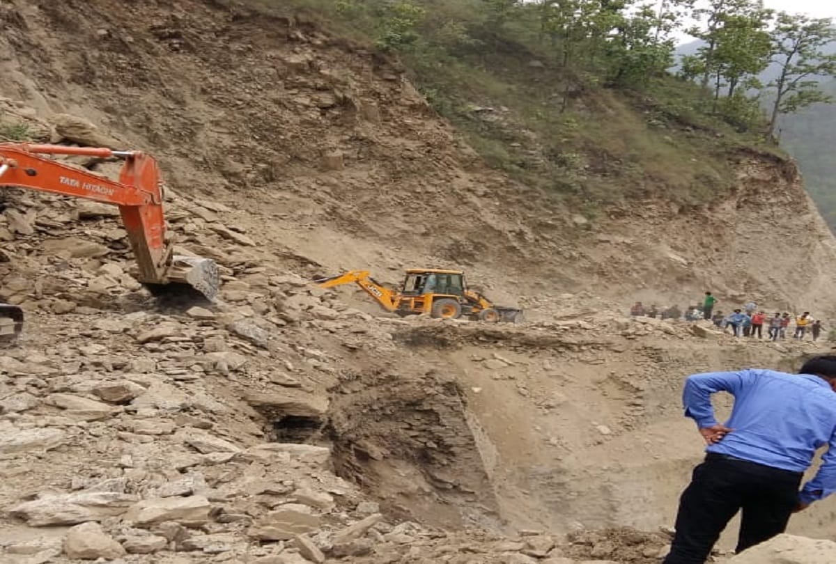 Pithoragarh-Ghat national highway closed for eight hours after Mountain sloping