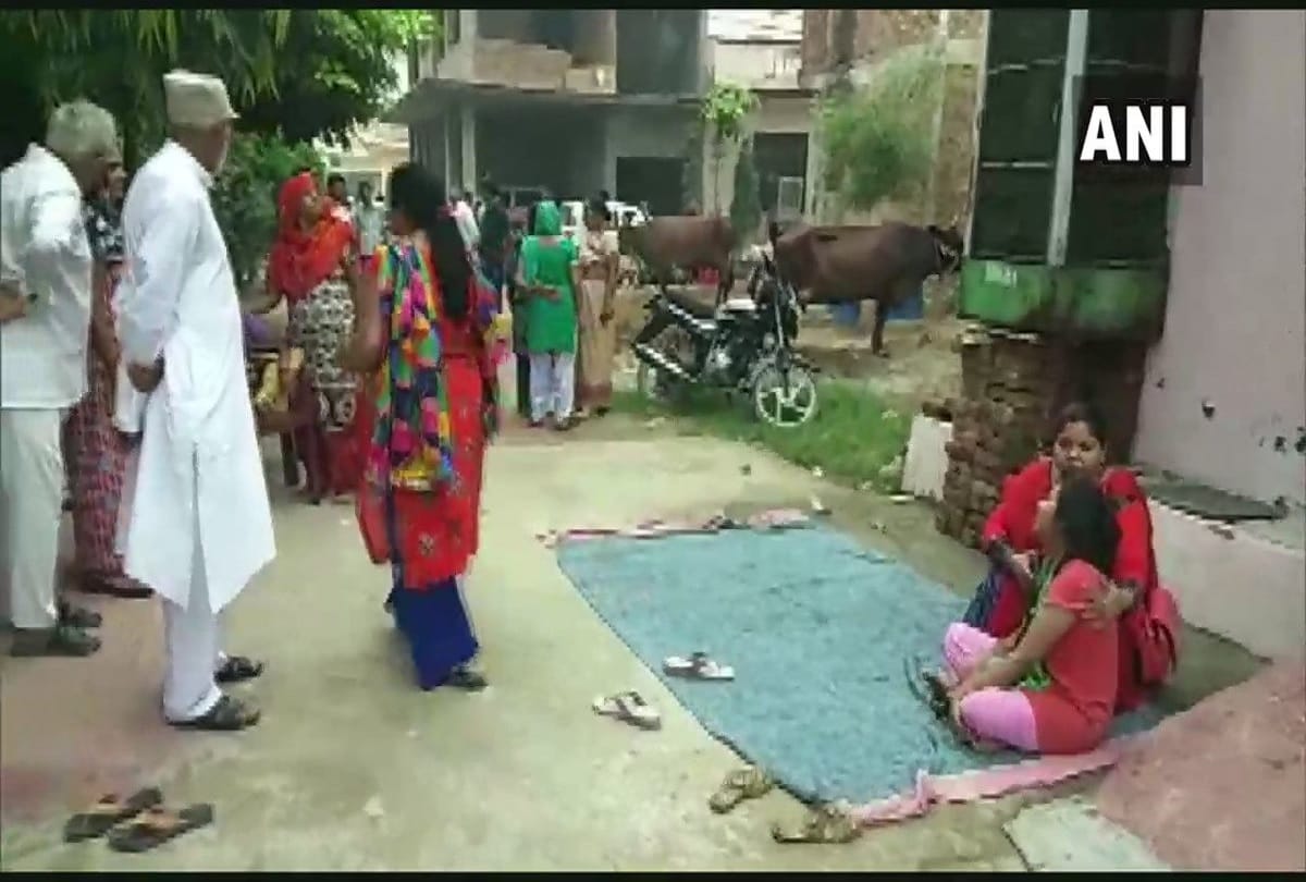 man committed suicide after killed his wife and three children in Ghaziabad