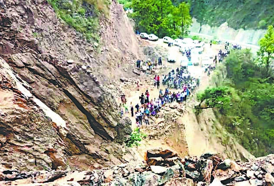 pahaadee darakane se aath ghante band raha pithauraagadh-ghaat enech