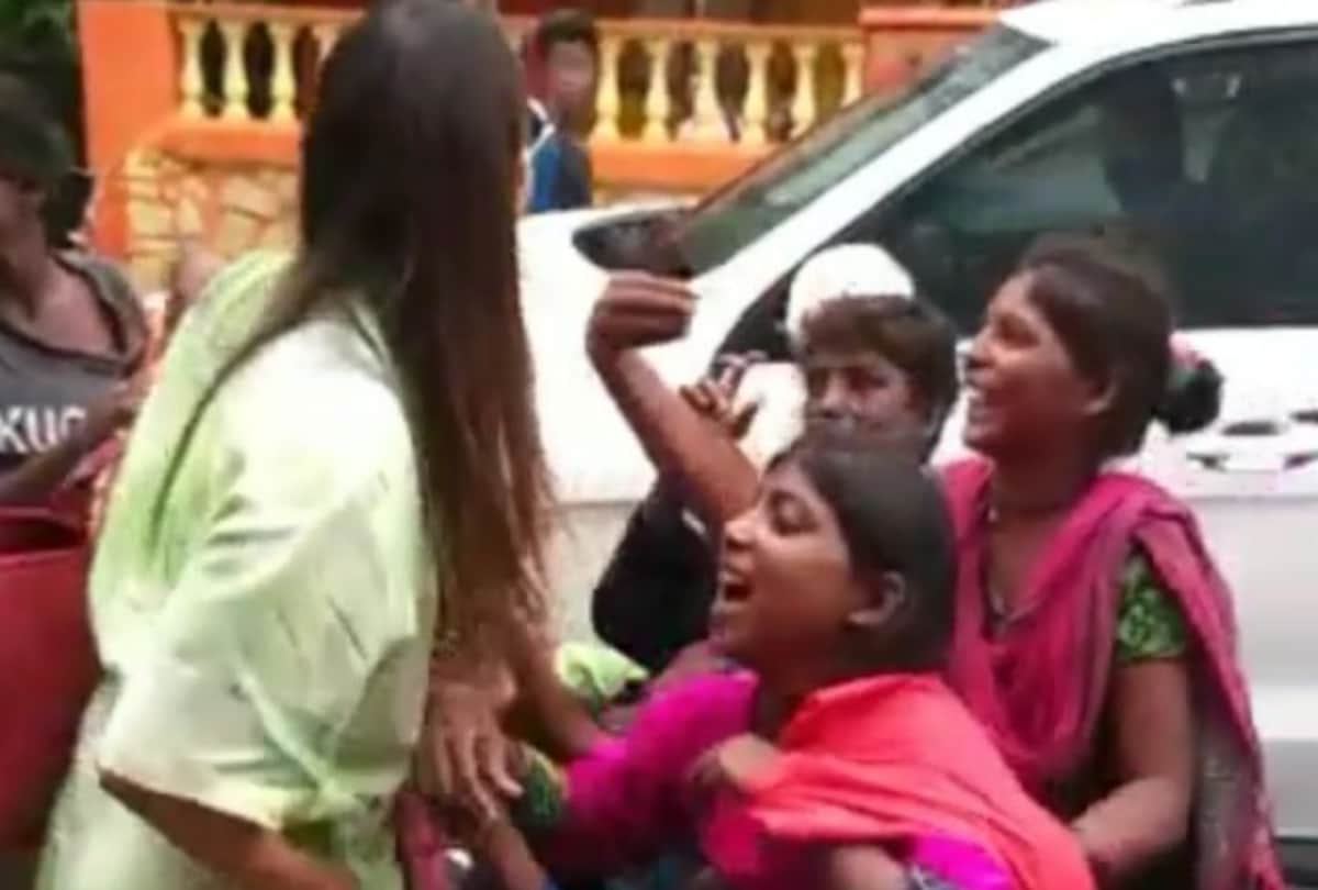 street children mobbed De De Pyaar De actress Rakul Preet Singh video goes viral
