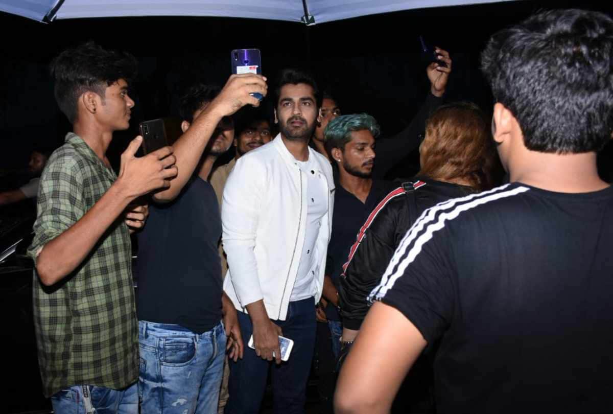 kabir singh success party shahid kapoor and kiara advani gave pose to media