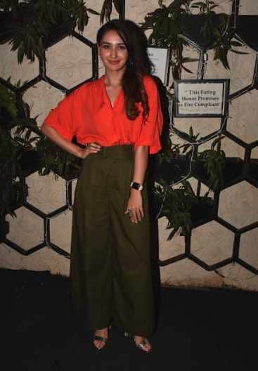 kabir singh success party shahid kapoor and kiara advani gave pose to media