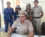 हनीट्रैप मामले में गिरफ्तार महिलाओं के बारे में जानकारी देते हुए महिला थाना प्रभारी इंदूबाला।