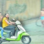 बारिश में भींगते हुए जातीं युवतियां