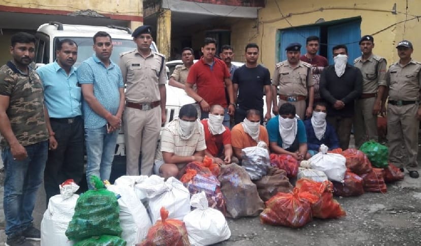40 boxes of English liquor recovered from two vehicles, six arrested