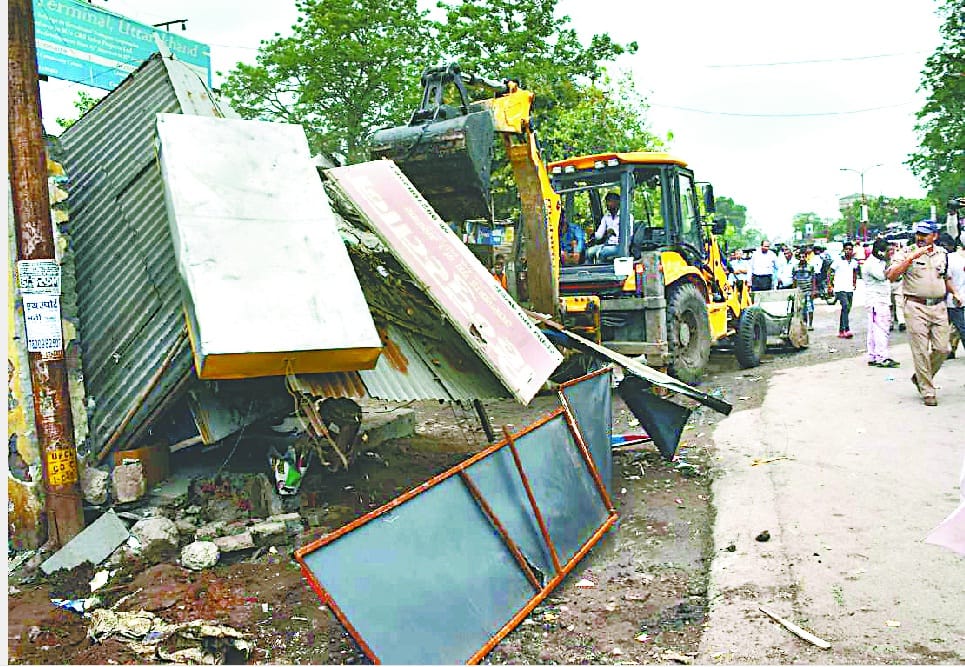 JCB runs on encroachment on Nainital highway