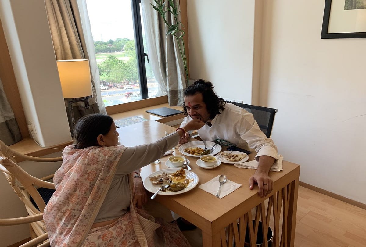 Tej Pratap with Mother Rabri devi emotional pic, Tweet LoveYouMom