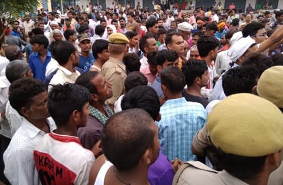 Uncontrolled truck accident killed two in bhadohi