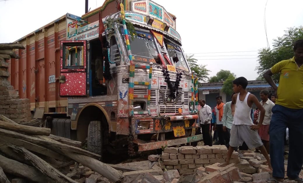 Uncontrolled truck accident killed two in bhadohi